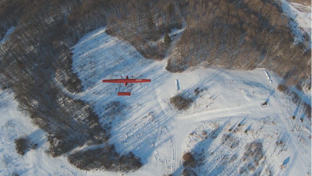 fixed wing drone sedang observasi alam di perhutanan