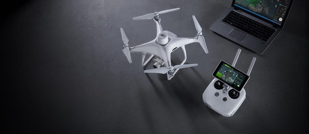 Drone dilengkapi dengan GPS sedang melakukan survei udara untuk pemetaan topografi.