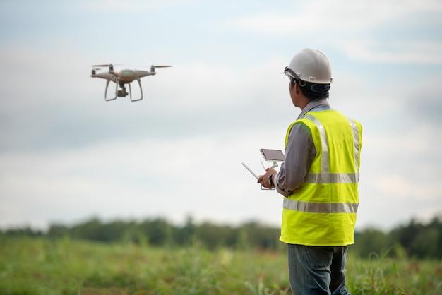 Drone terbang di lapangan untuk melakukan pemetaan geospasial dari udara.