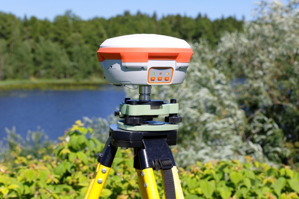 RTK GPS yang terhubung dengan stasiun referensi untuk koreksi data real-time dalam survei pemetaan
